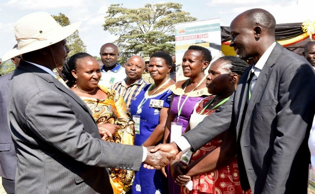 El Presidente de Uganda apoya los OGM y condena la información errónea sobre la biotecnología